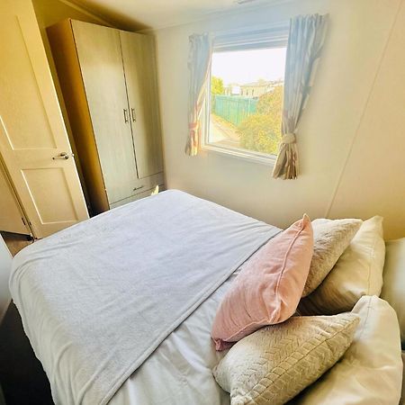 Great 8 Berth Caravan For Hire At Seawick Holiday Park In Essex Ref 27227Sw Клактон-он-Сі Екстер'єр фото