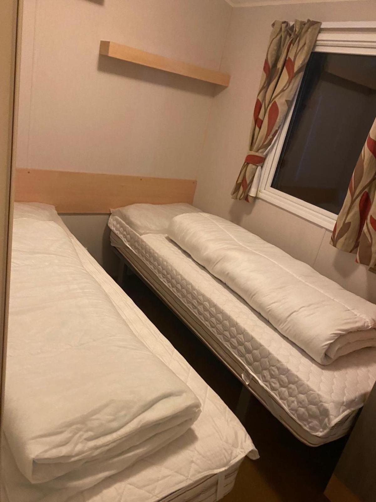 Great 8 Berth Caravan For Hire At Seawick Holiday Park In Essex Ref 27227Sw Клактон-он-Сі Екстер'єр фото