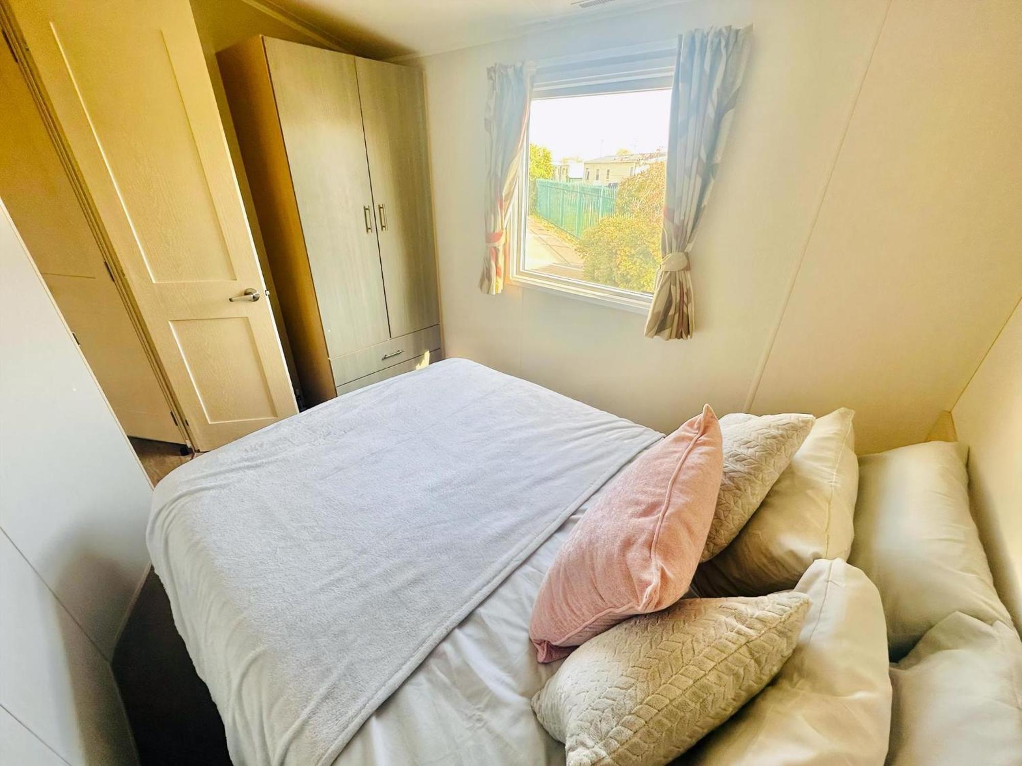 Great 8 Berth Caravan For Hire At Seawick Holiday Park In Essex Ref 27227Sw Клактон-он-Сі Екстер'єр фото